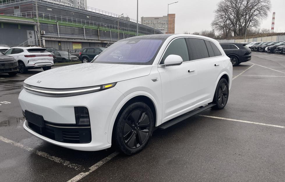 Li Auto L7 комплектация PRO (+ пороги) Белый на рыжем в наличии в Минске — купить сейчас в BYCARS