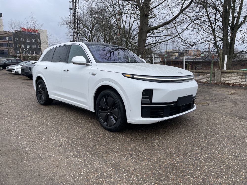 Li Auto L7 комплектация PRO (+ пороги) Белый на рыжем в наличии в Минске — купить сейчас в BYCARS