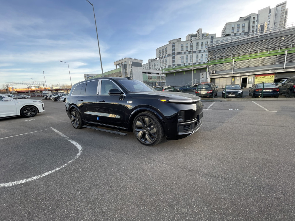 Li Xiang L9 комплектация Ultra (+ пороги) Черная на белом в наличии в Минске — купить сейчас в BYCARS